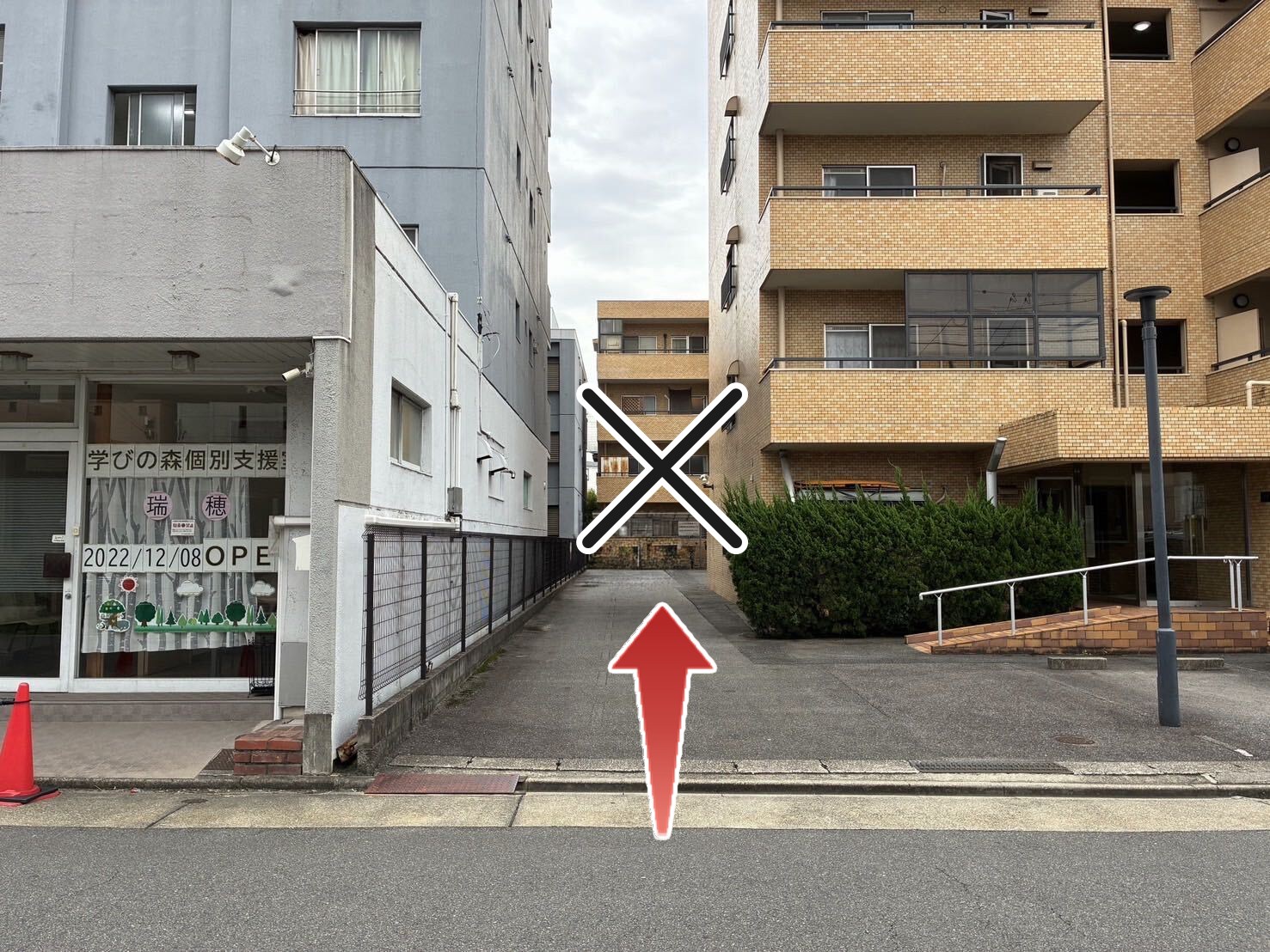 間違い：隣のマンション駐車場